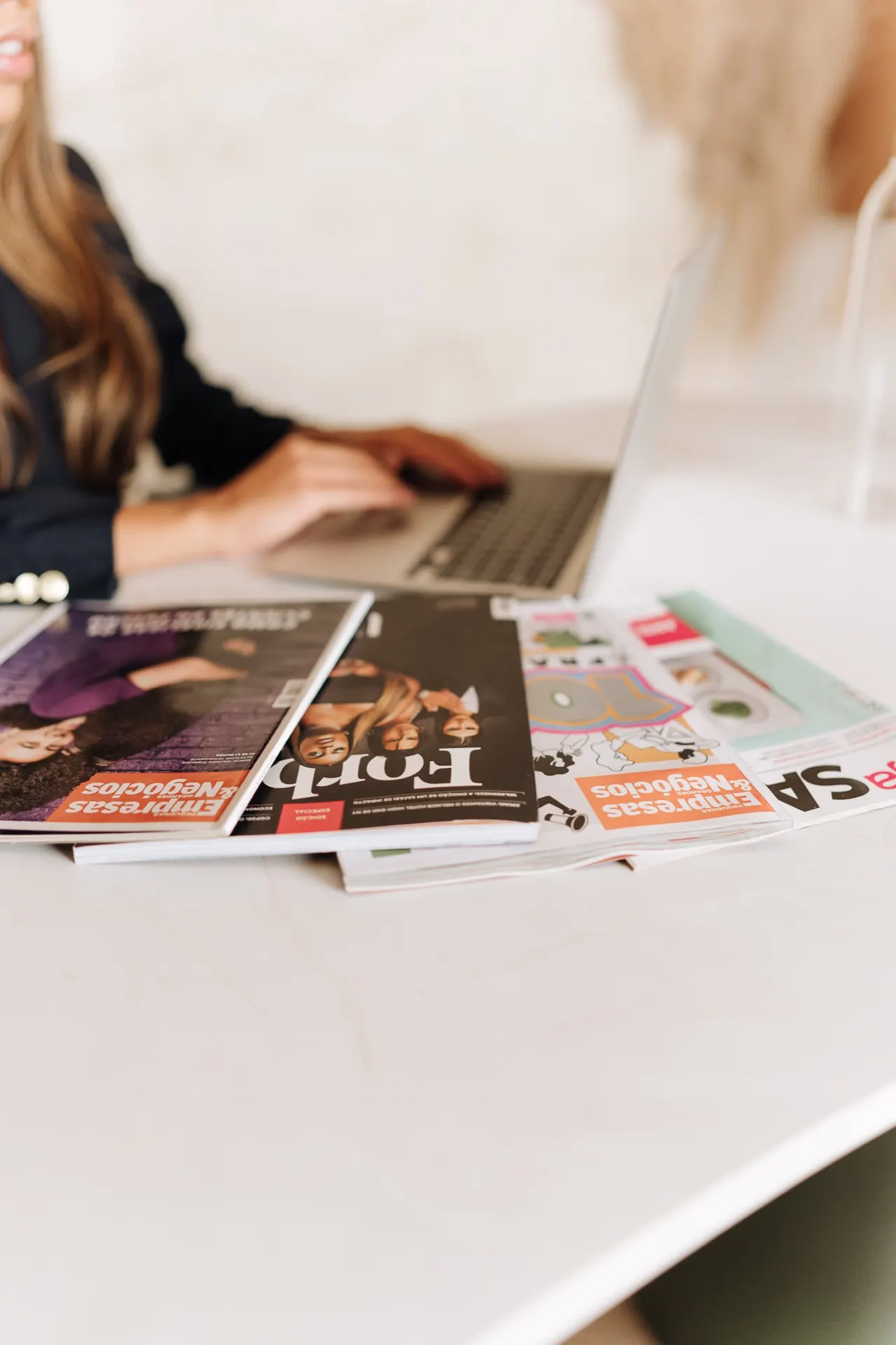 Revistas e laptop